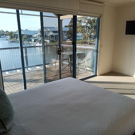 Captains Cove Resort - Waterfront Apartments ペインズヴィル エクステリア 写真