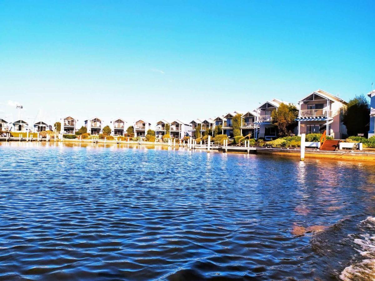 Captains Cove Resort - Waterfront Apartments ペインズヴィル エクステリア 写真