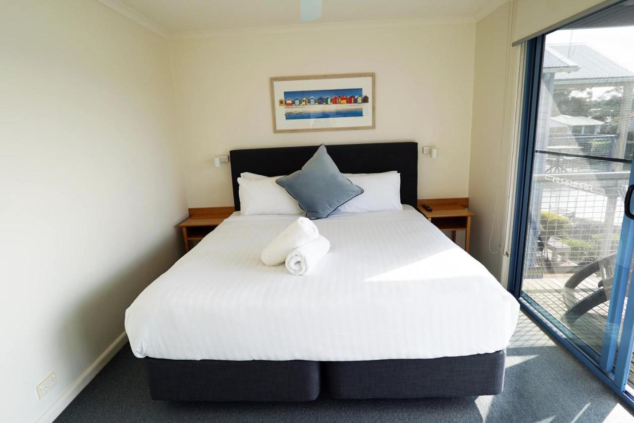 Captains Cove Resort - Waterfront Apartments ペインズヴィル エクステリア 写真