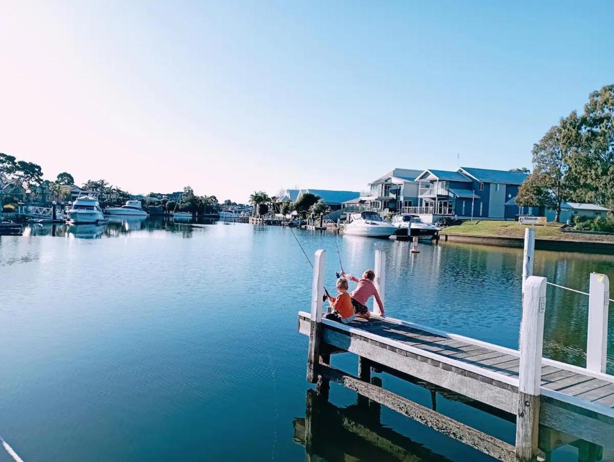 Captains Cove Resort - Waterfront Apartments ペインズヴィル エクステリア 写真