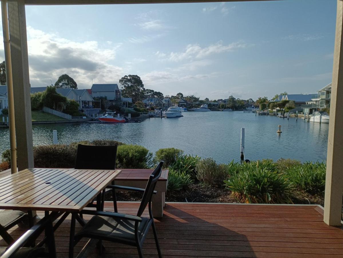 Captains Cove Resort - Waterfront Apartments ペインズヴィル エクステリア 写真