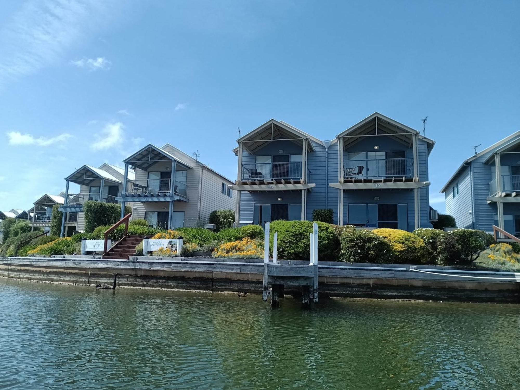 Captains Cove Resort - Waterfront Apartments ペインズヴィル エクステリア 写真