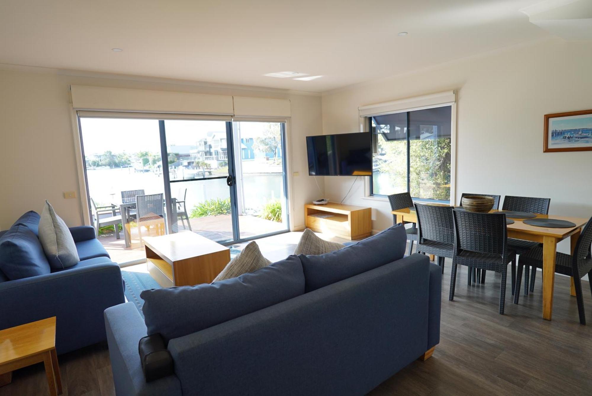 Captains Cove Resort - Waterfront Apartments ペインズヴィル エクステリア 写真