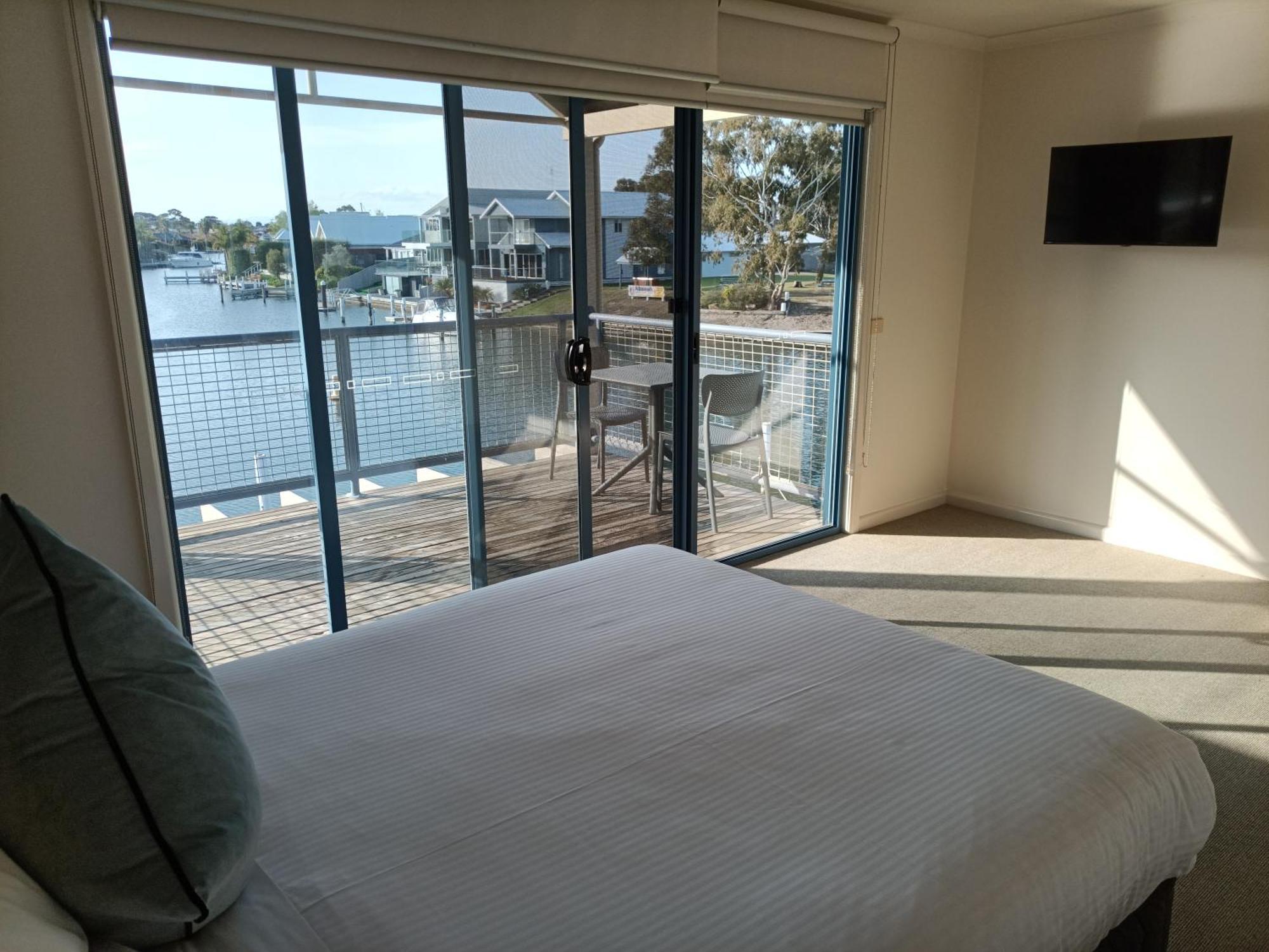 Captains Cove Resort - Waterfront Apartments ペインズヴィル エクステリア 写真