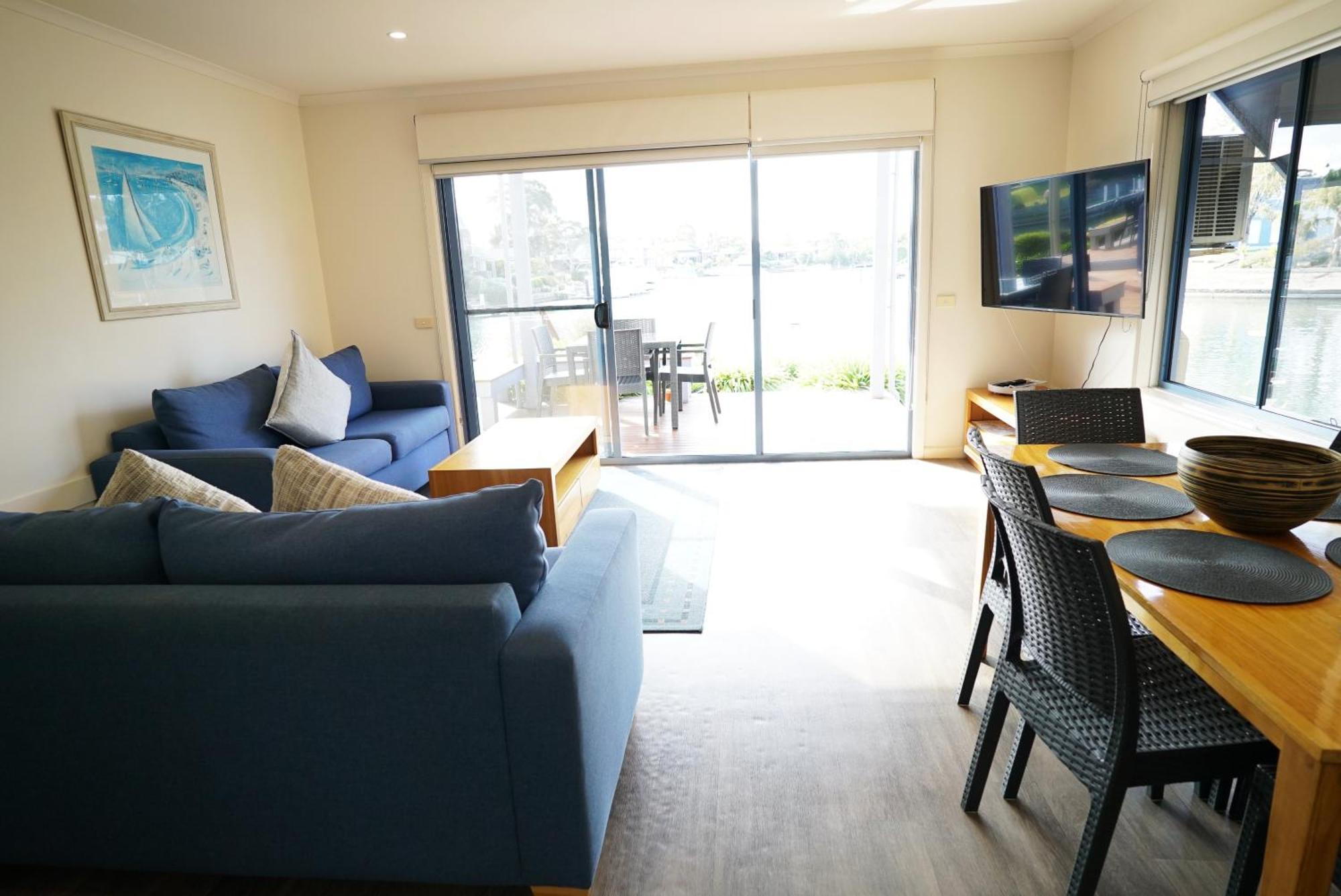 Captains Cove Resort - Waterfront Apartments ペインズヴィル エクステリア 写真