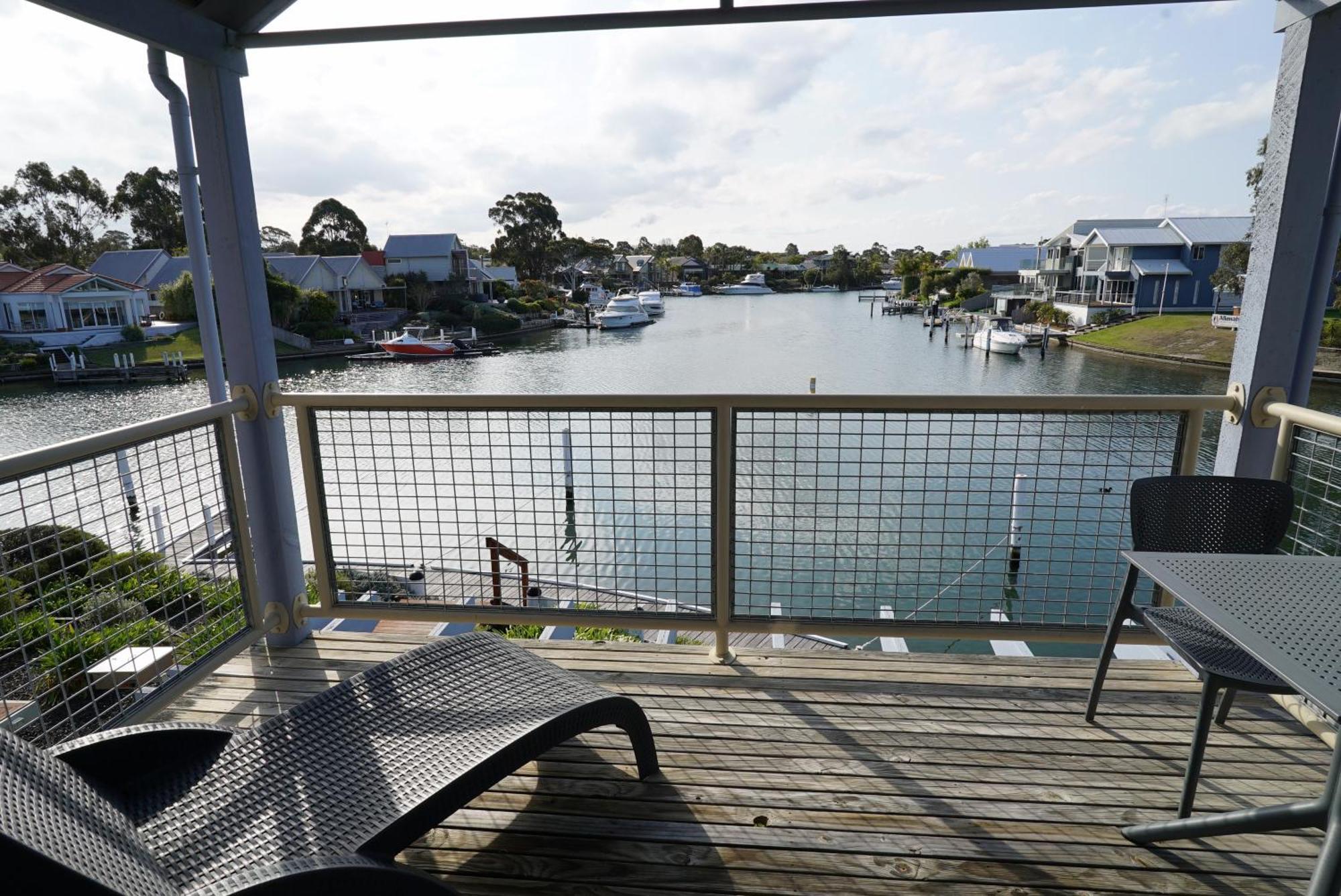 Captains Cove Resort - Waterfront Apartments ペインズヴィル エクステリア 写真